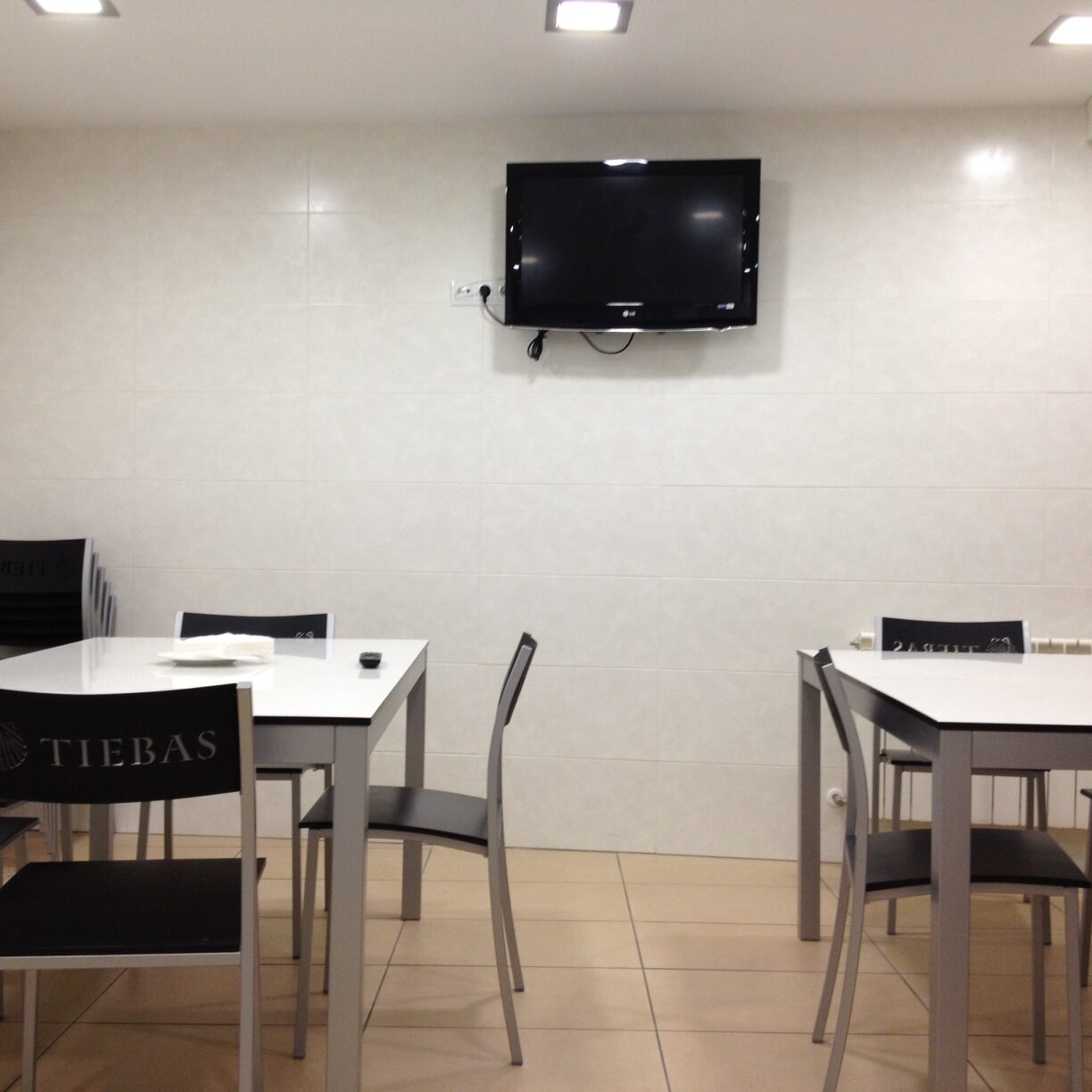 Sala de estar del albergue de Tiebas