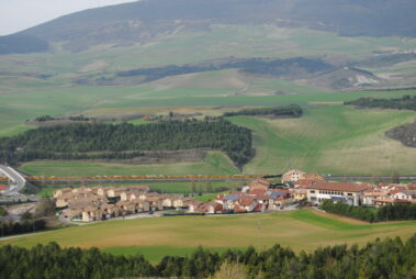 Panorámica de Tiebas, Sierra del Perdón al fondo