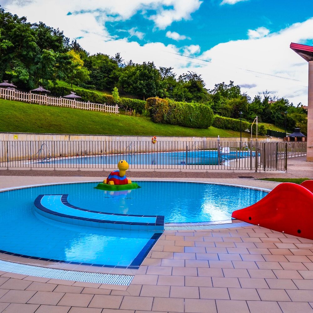 Piscinas polideportivo de Tiebas