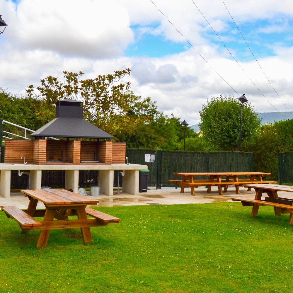 Barbacoa en las piscinas de Tiebas