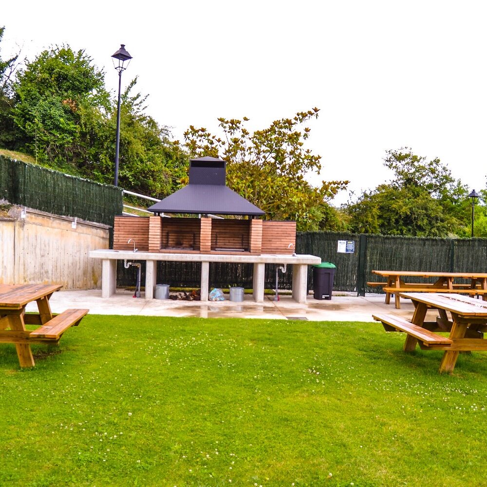 Merenderos y barbacoa en las piscinas